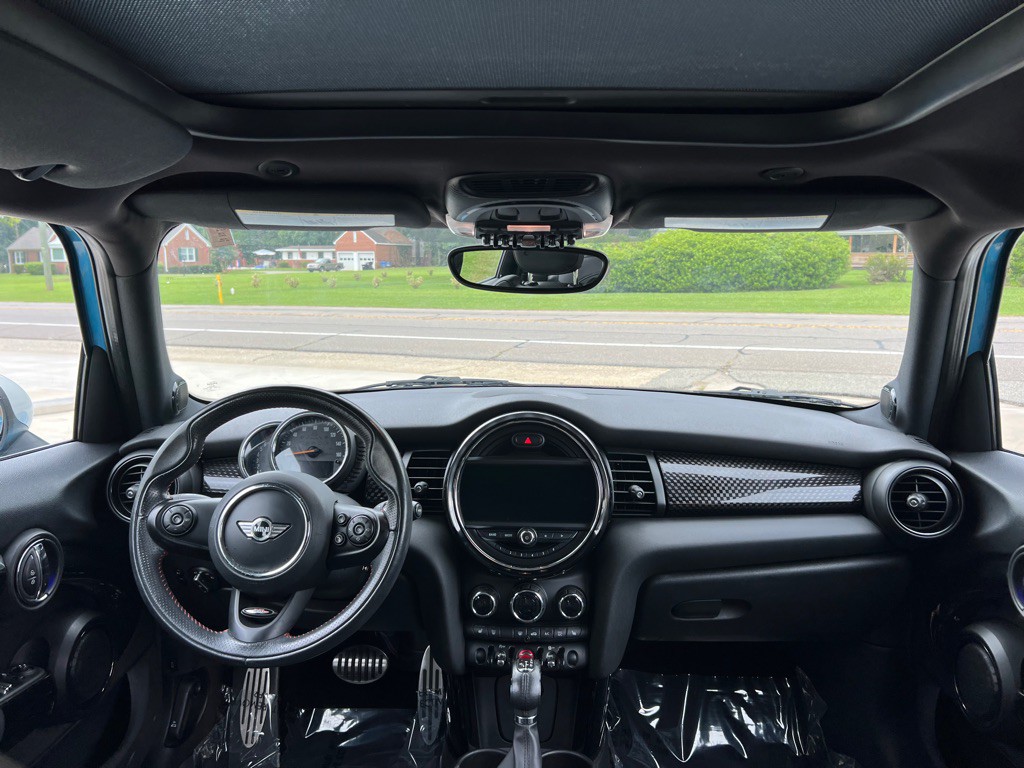2017 MINI Cooper Image 23