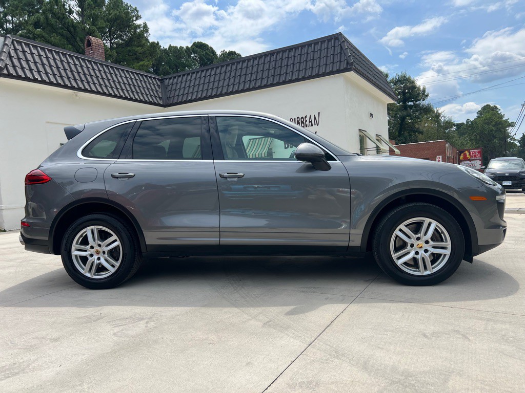 2016 Porsche Cayenne Image 2