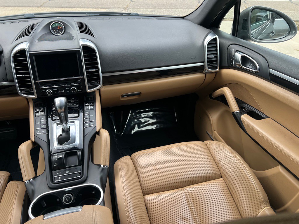 2016 Porsche Cayenne Image 24