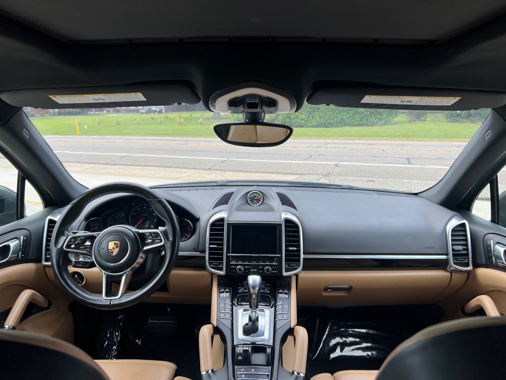 2016 Porsche Cayenne Image 25