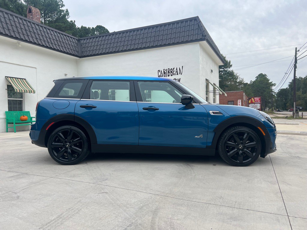 2022 MINI Cooper Clubman Image 2