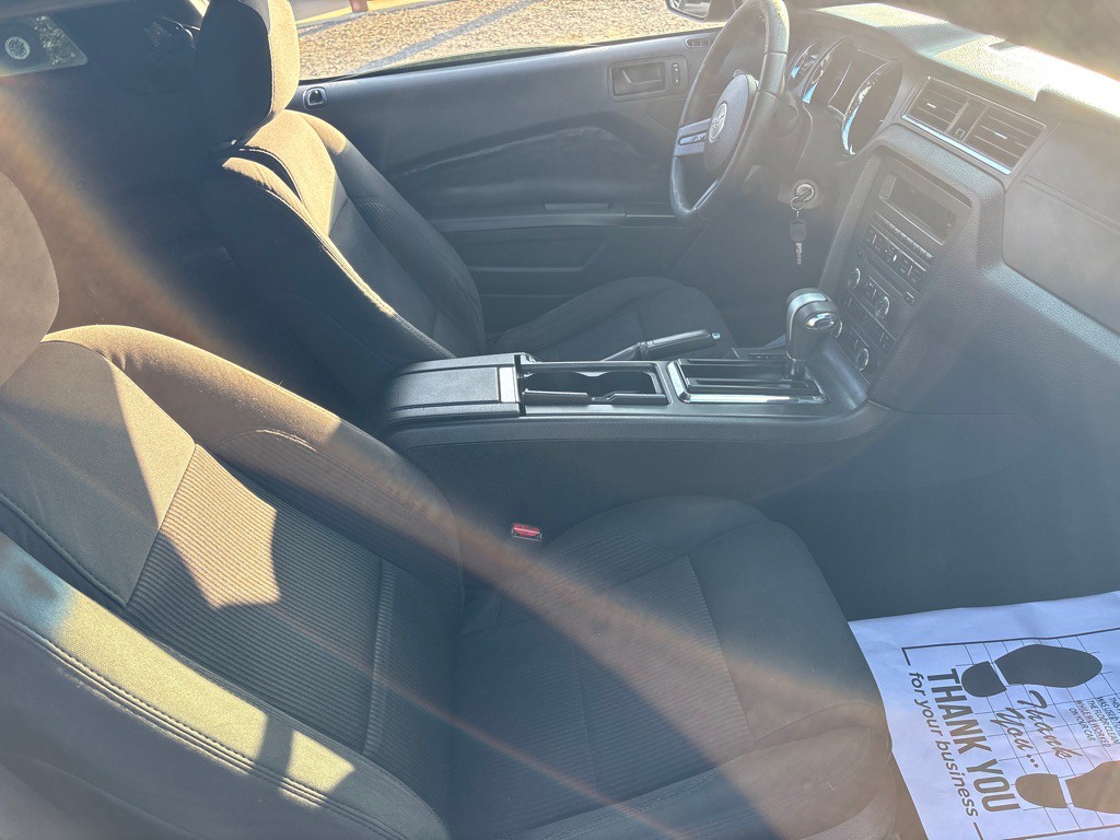 2010 Ford Mustang Image 4