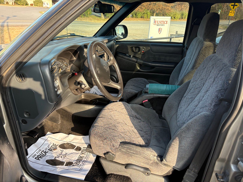 2002 Chevrolet S10 Image 3