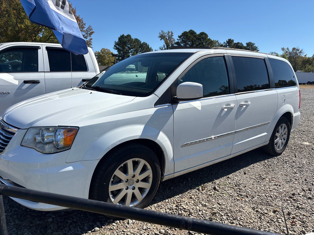 2015 Chrysler Town & Country Image 1