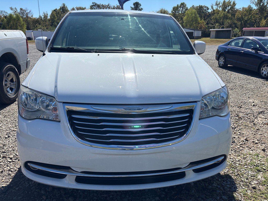 2015 Chrysler Town & Country Image 2