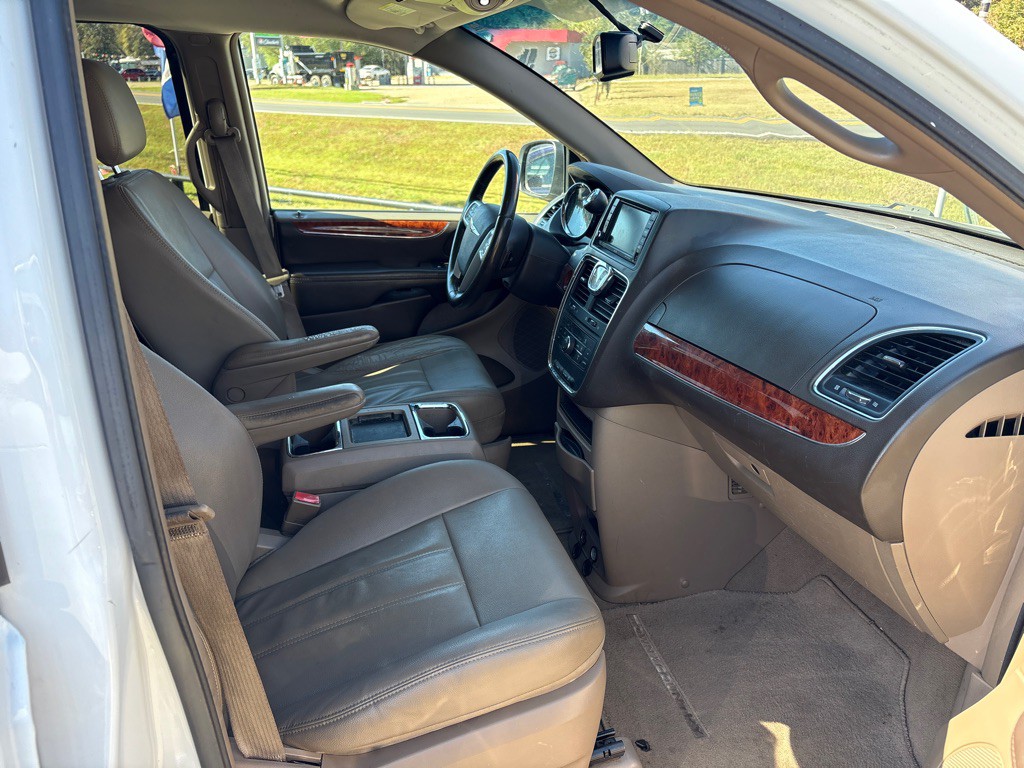 2015 Chrysler Town & Country Image 4