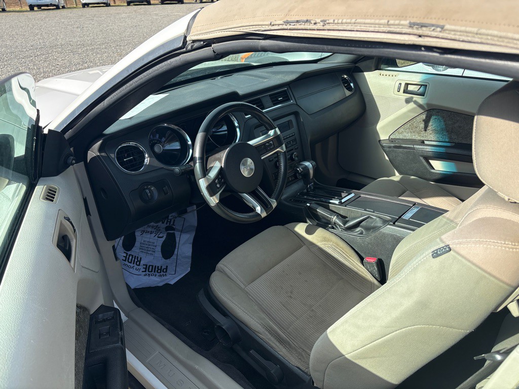 2010 Ford Mustang Image 4