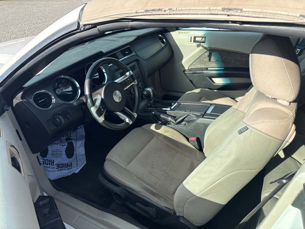 2010 Ford Mustang Image 10