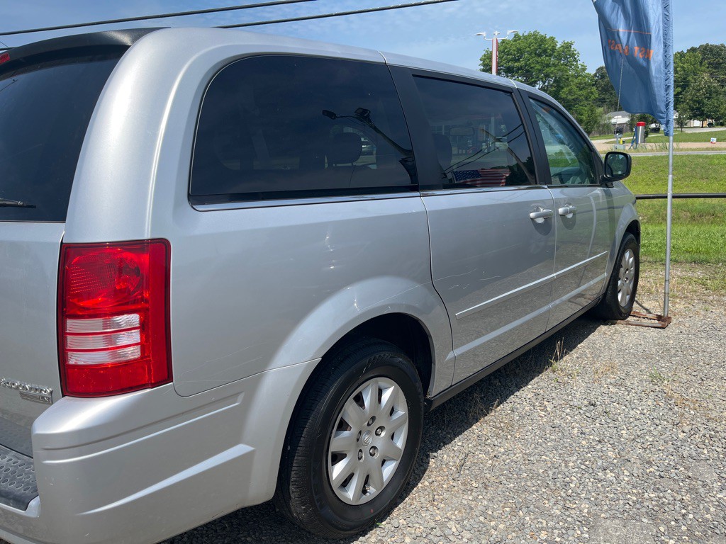 2010 Chrysler Town & Country Image 2