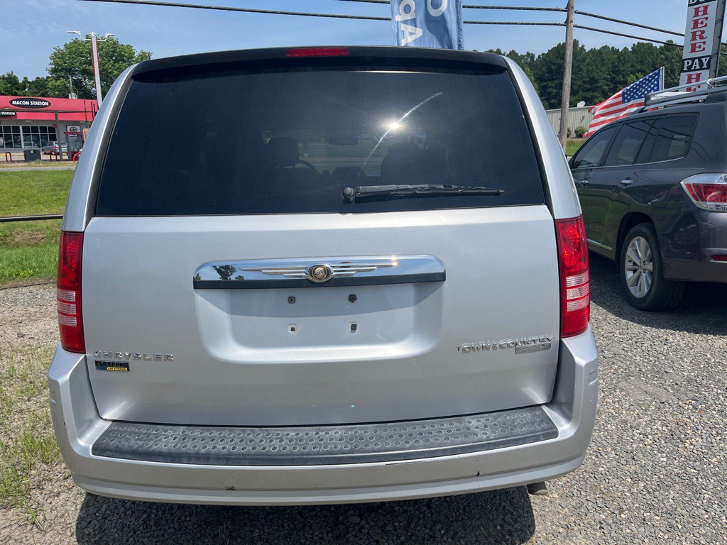 2010 Chrysler Town & Country Image 3