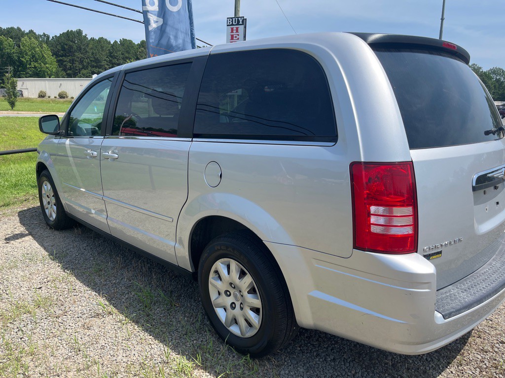 2010 Chrysler Town & Country Image 4