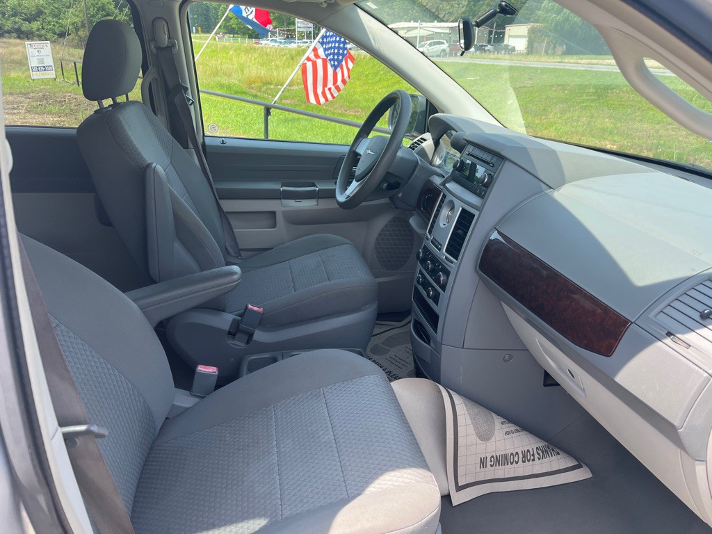 2010 Chrysler Town & Country Image 5