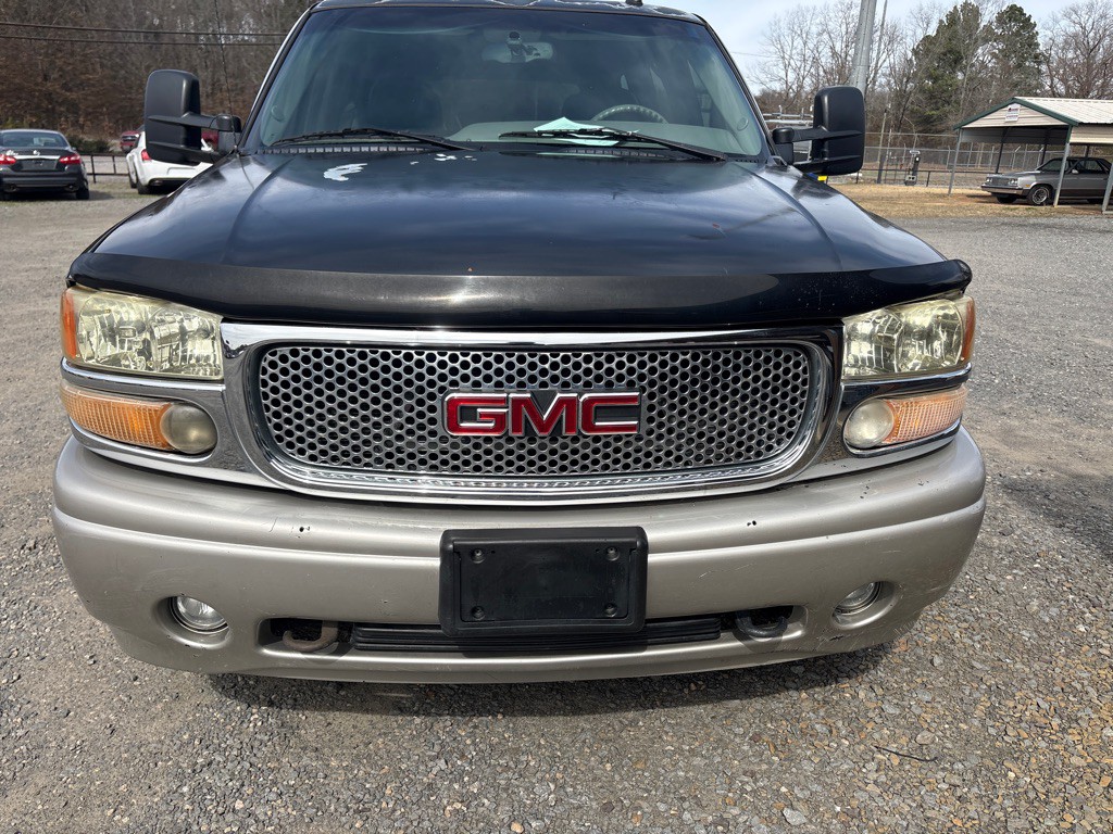 2003 GMC Yukon Image 2