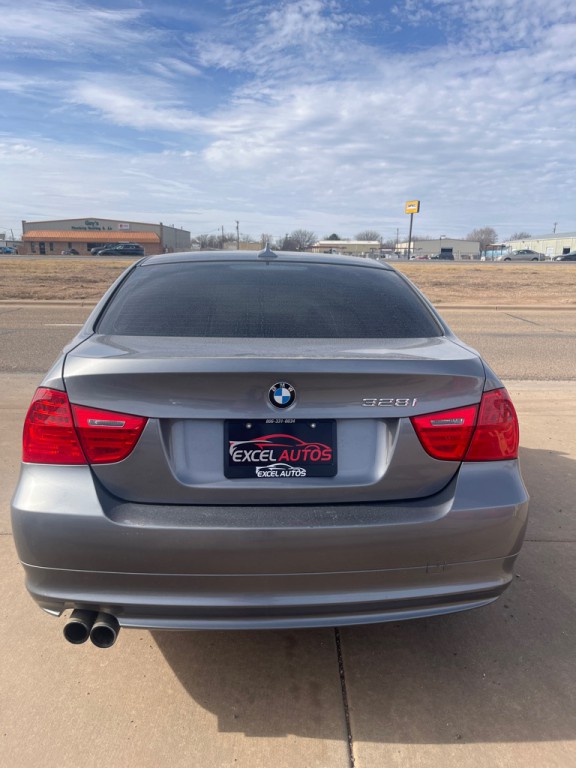 2011 BMW 3 Series Image 4