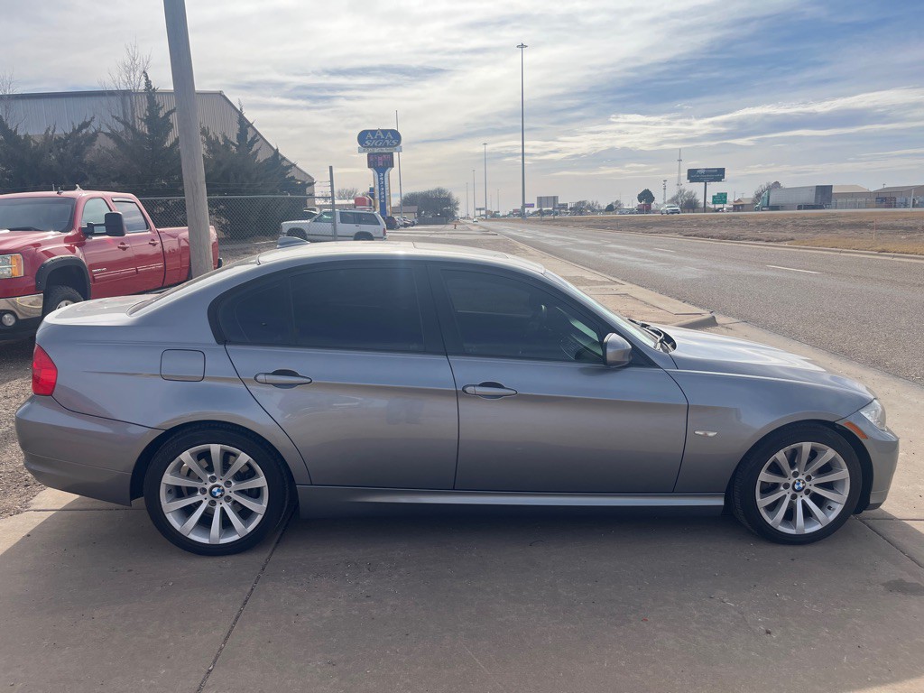 2011 BMW 3 Series Image 3