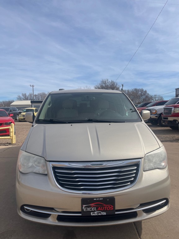2013 Chrysler Town & Country Image 2