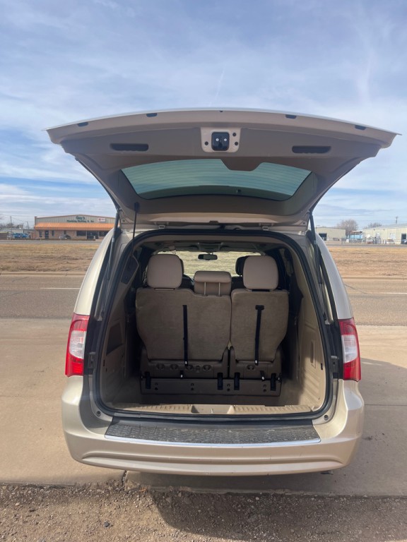 2013 Chrysler Town & Country Image 5