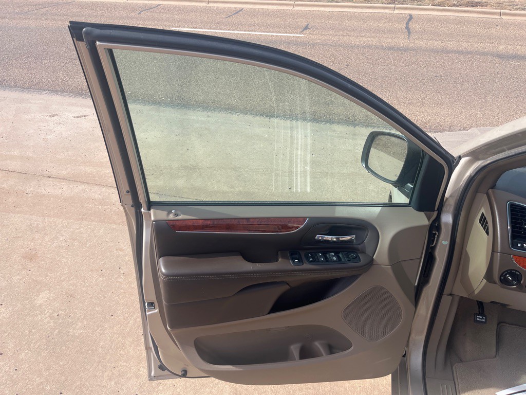 2013 Chrysler Town & Country Image 6