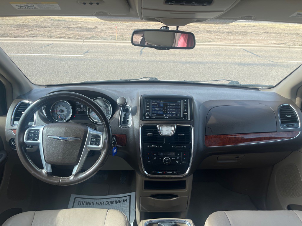 2013 Chrysler Town & Country Image 7