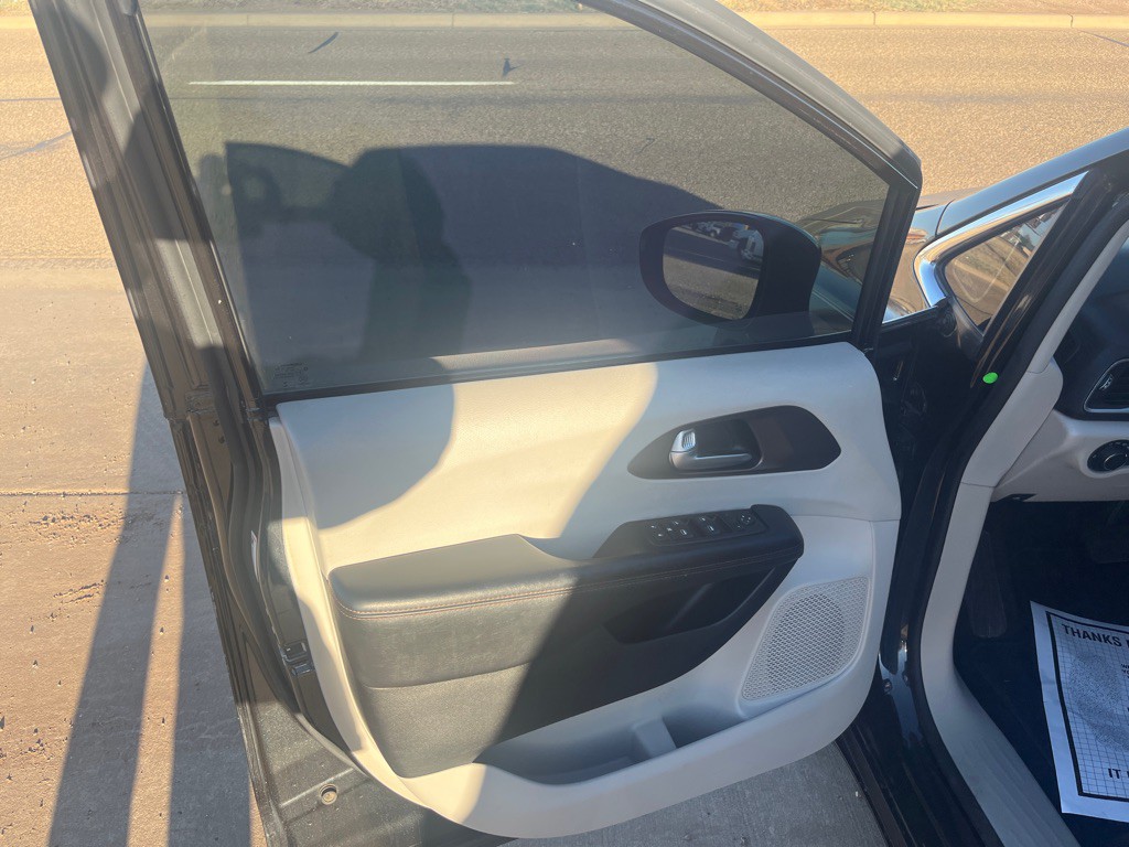 2017 Chrysler Pacifica Image 5