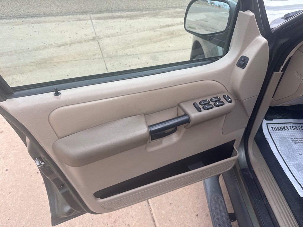 2004 Ford Explorer Image 5