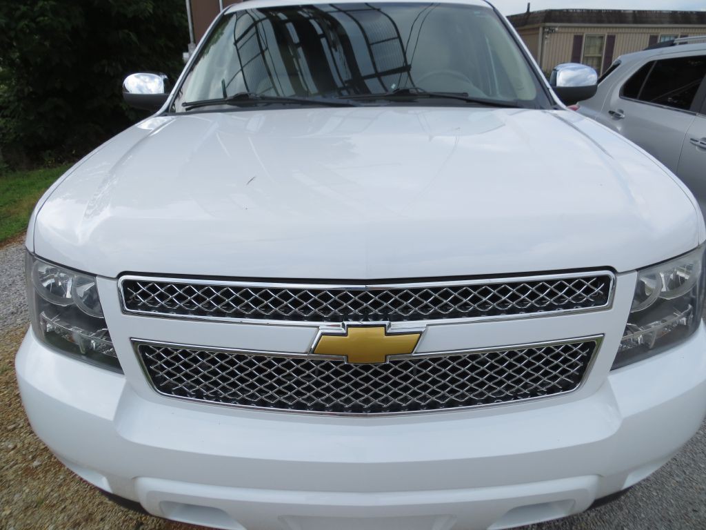 2012 Chevrolet Suburban Image 2