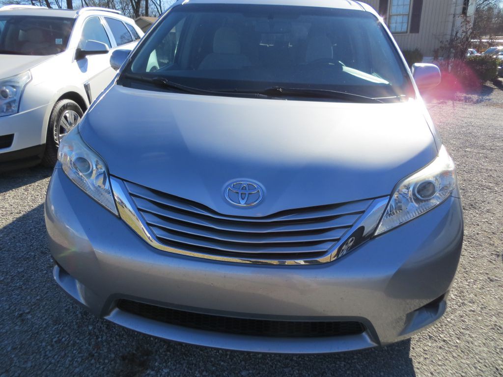 2015 Toyota Sienna Image 2