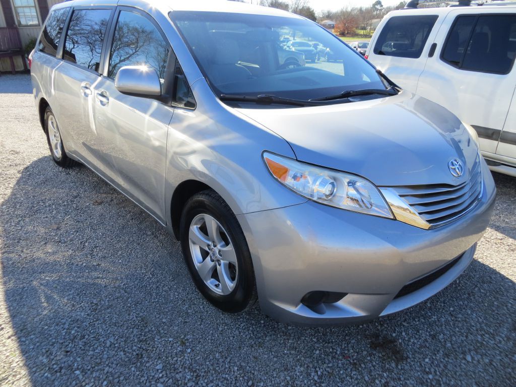 2015 Toyota Sienna Image 3