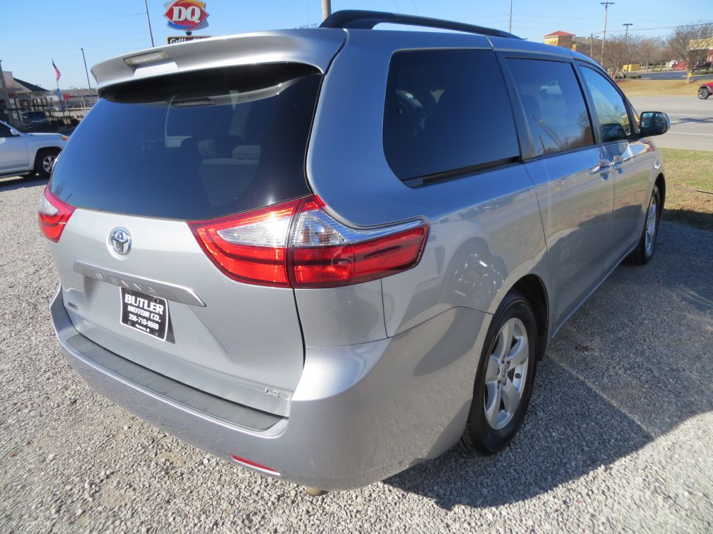 2015 Toyota Sienna Image 4