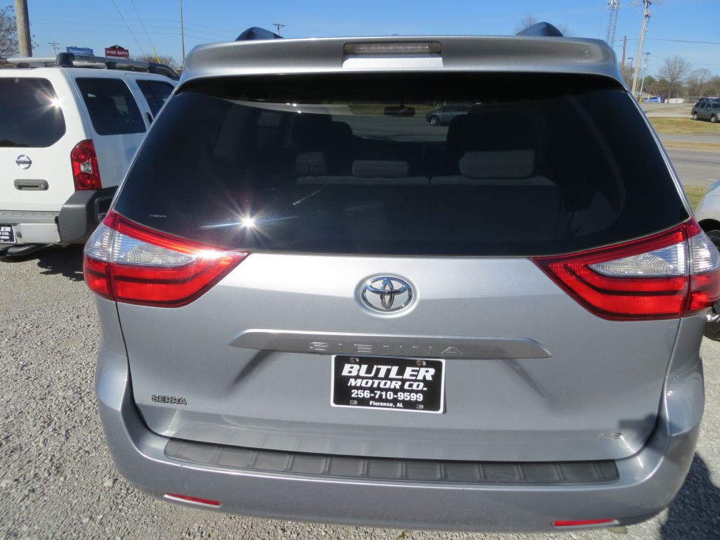 2015 Toyota Sienna Image 5