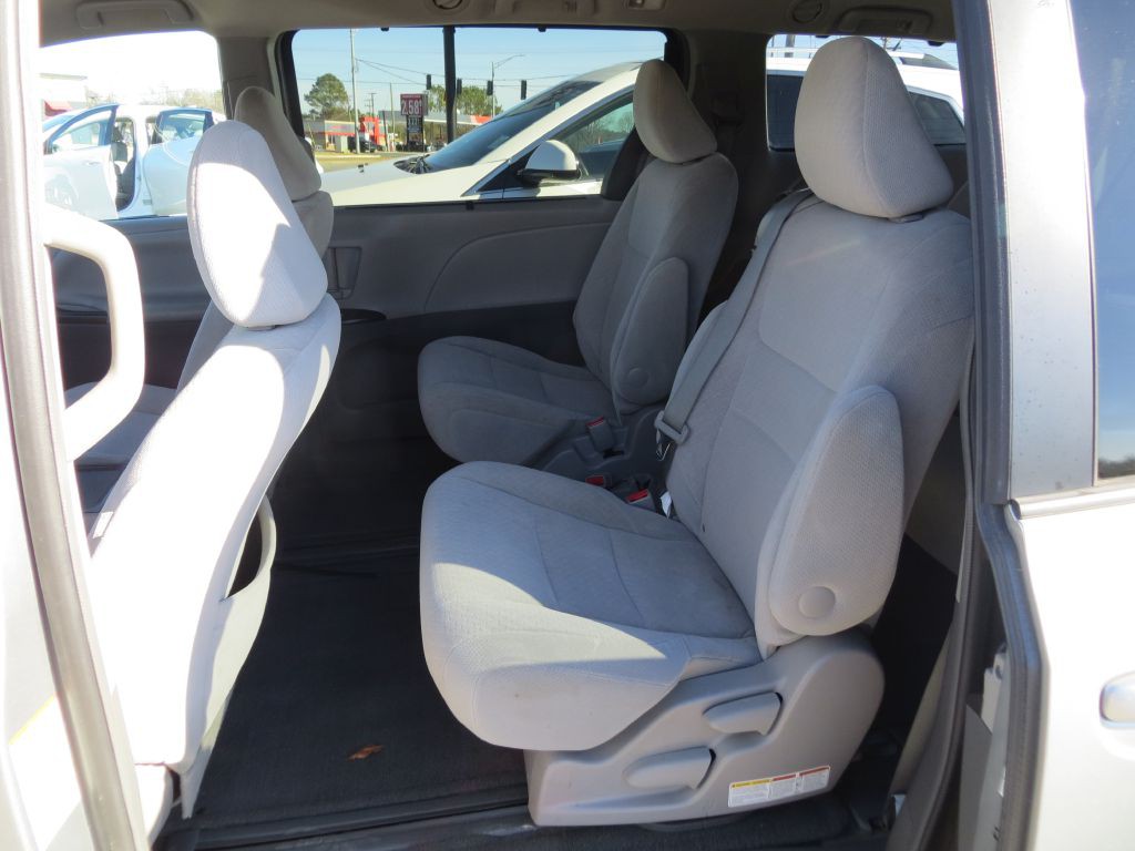 2015 Toyota Sienna Image 8