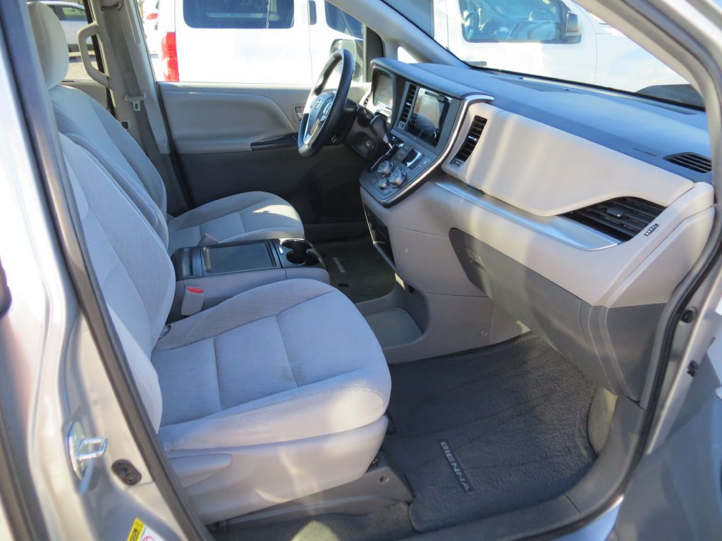 2015 Toyota Sienna Image 9