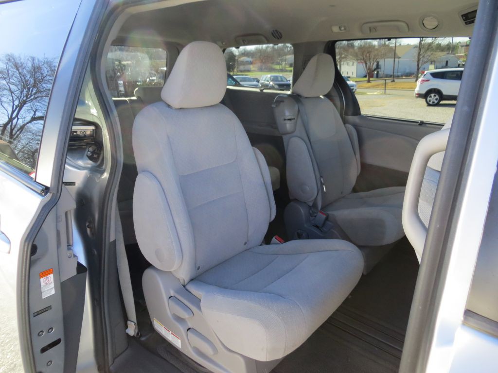 2015 Toyota Sienna Image 10