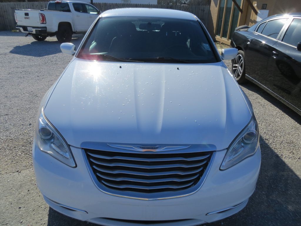 2014 Chrysler 200 Image 2