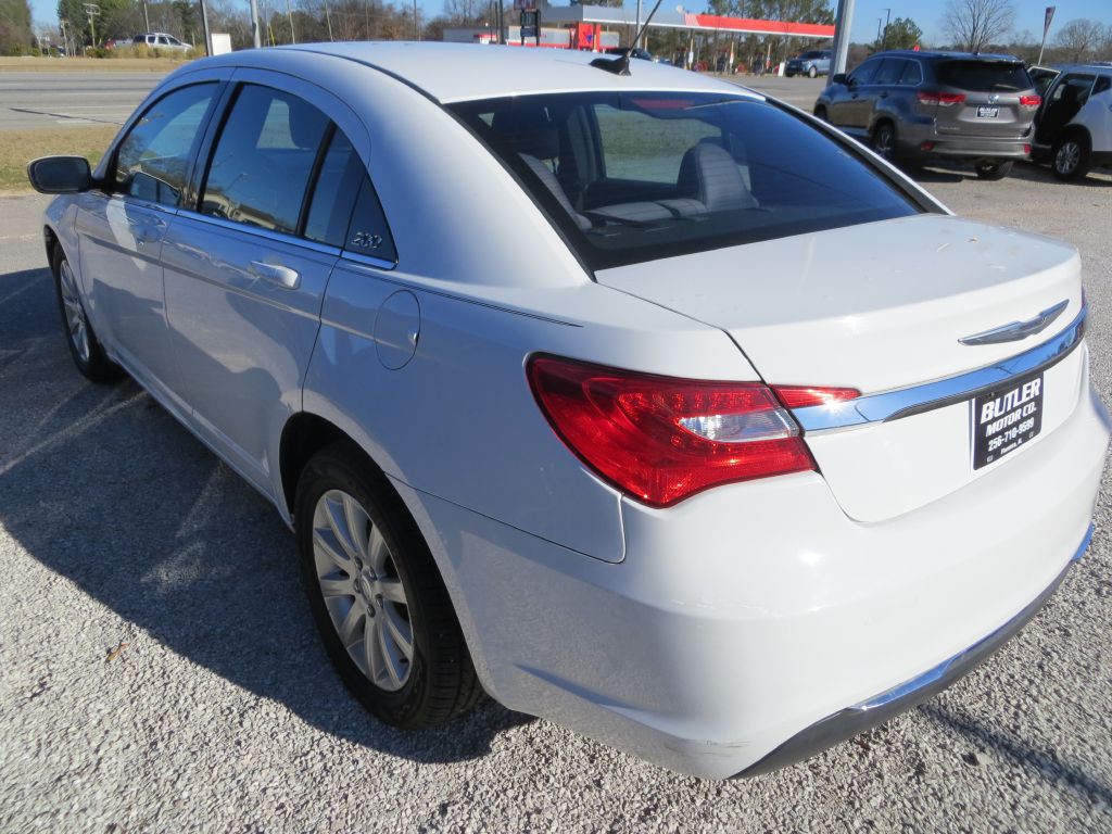 2014 Chrysler 200 Image 4