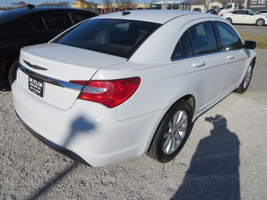 2014 Chrysler 200 Image 6