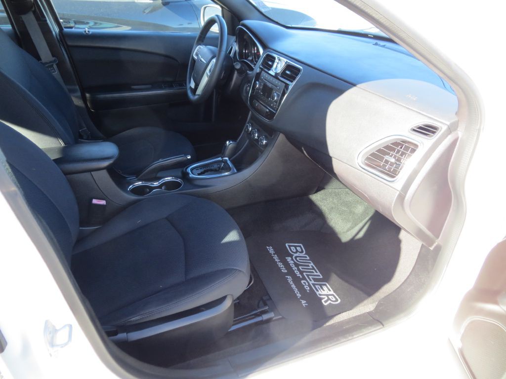 2014 Chrysler 200 Image 9