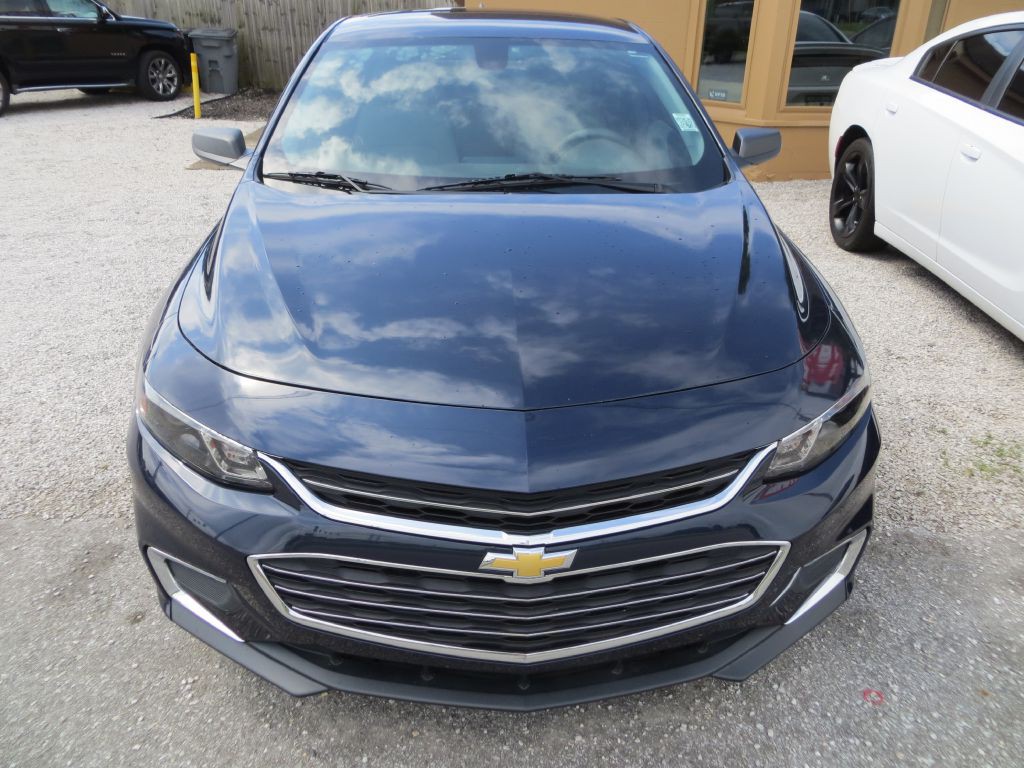 2017 Chevrolet Malibu Image 2
