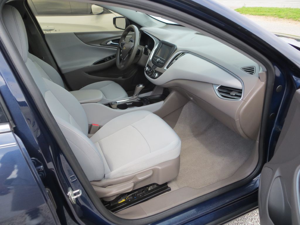 2017 Chevrolet Malibu Image 9