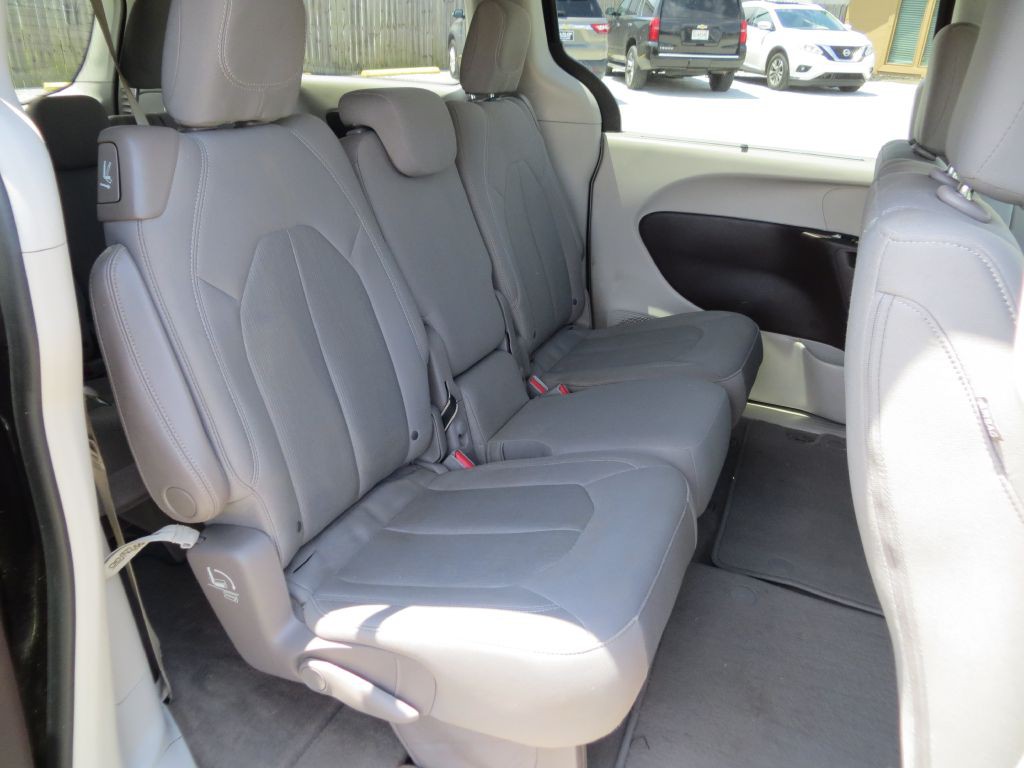 2018 Chrysler Pacifica Image 8