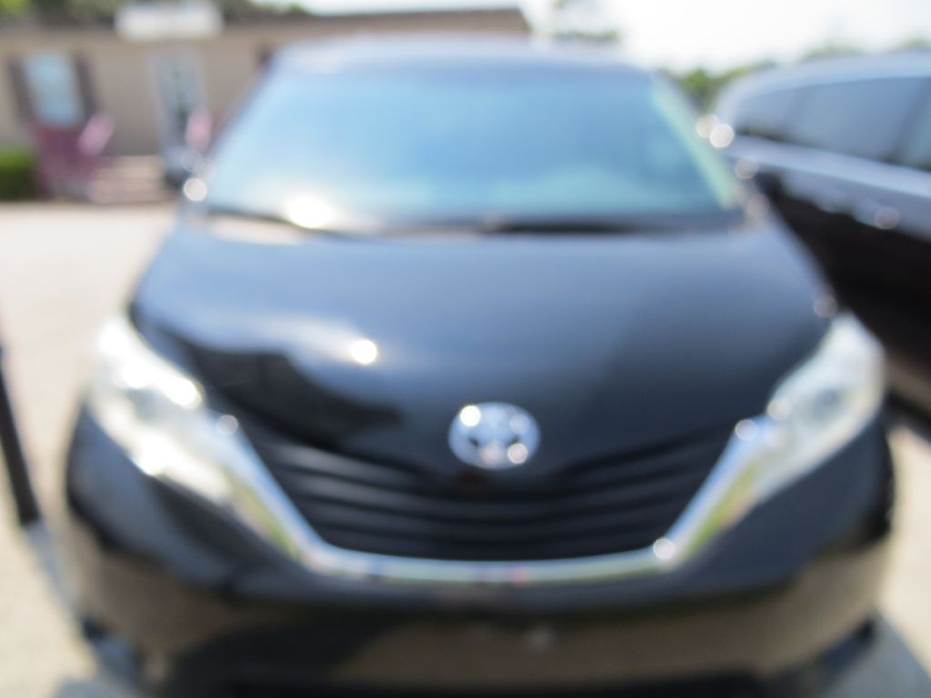 2014 Toyota Sienna Image 2