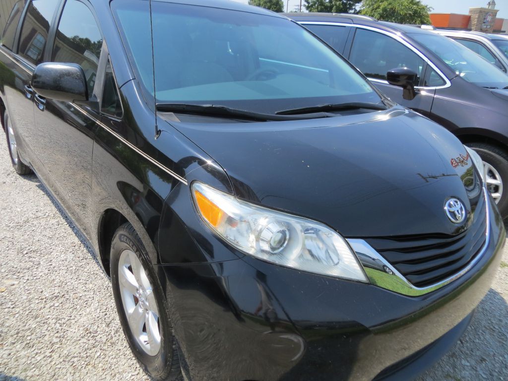 2014 Toyota Sienna Image 3
