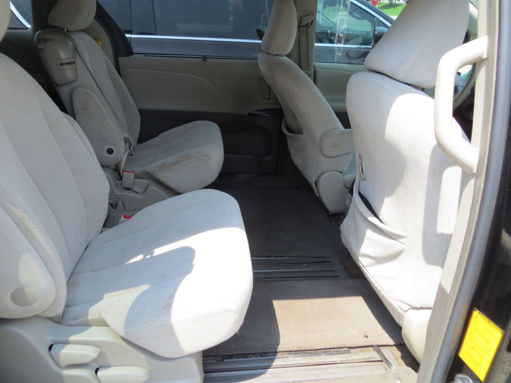 2014 Toyota Sienna Image 8