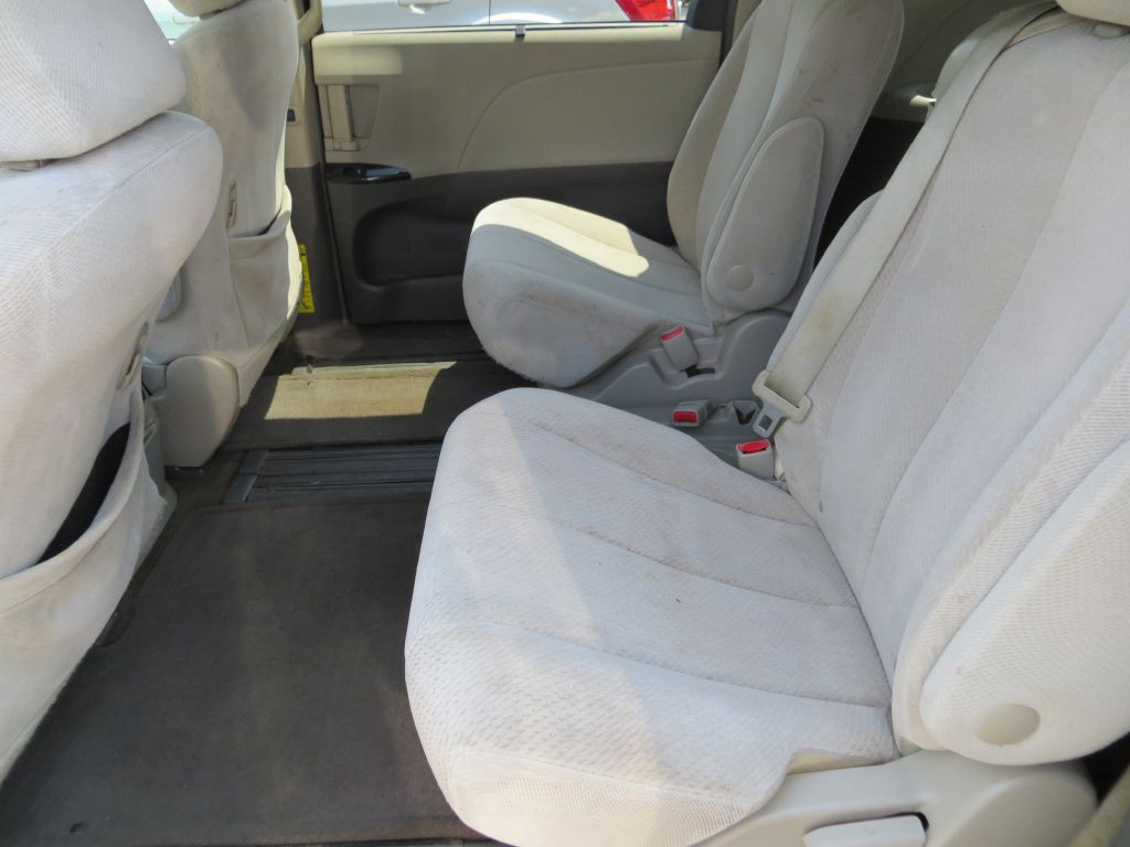 2014 Toyota Sienna Image 10