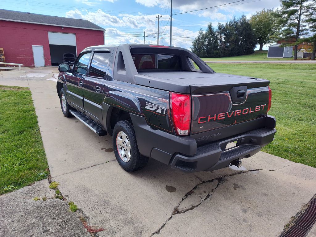 2004 Chevrolet Avalanche Image 2