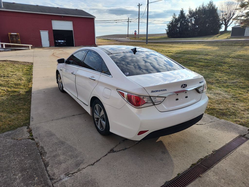 2011 Hyundai Sonata Image 2
