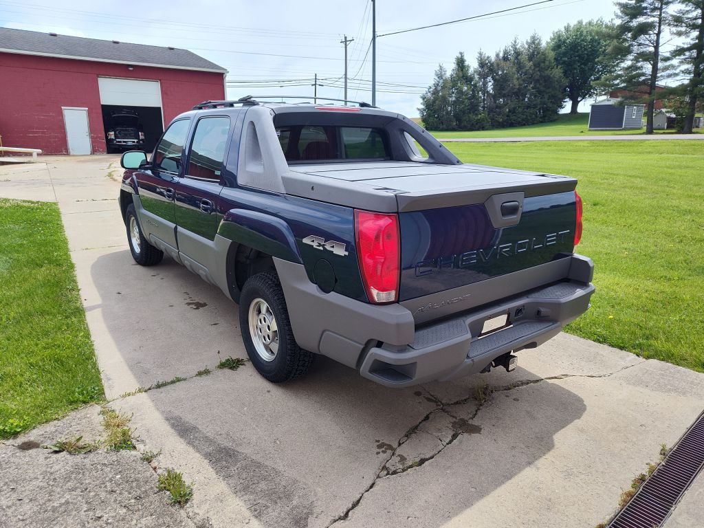 2002 Chevrolet Avalanche Image 2