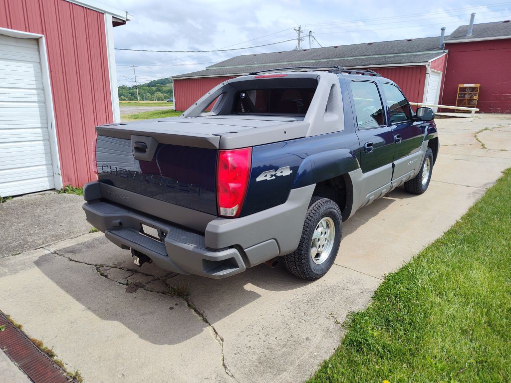 2002 Chevrolet Avalanche Image 3