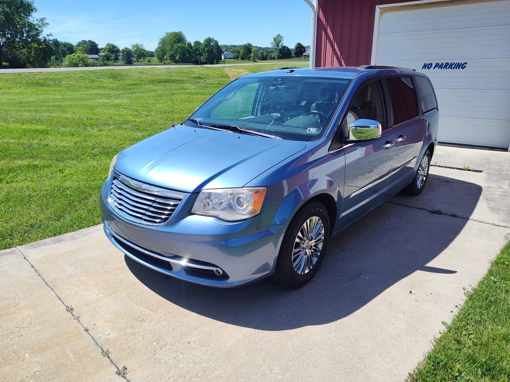 2011 Chrysler Town & Country Image 1