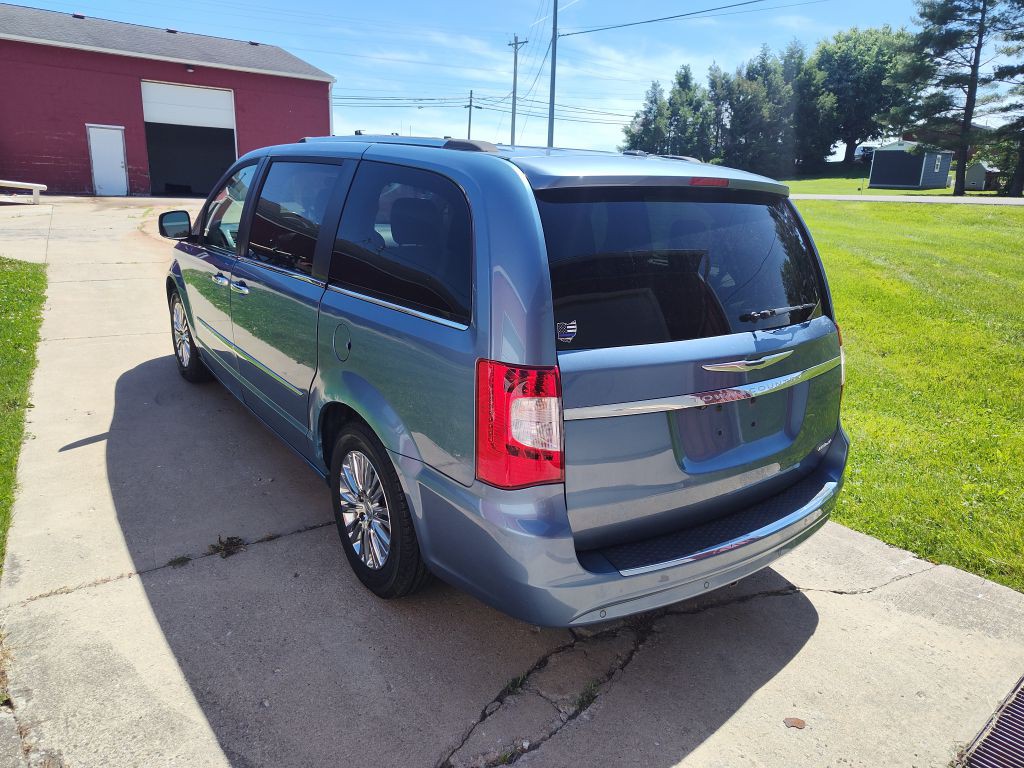 2011 Chrysler Town & Country Image 2